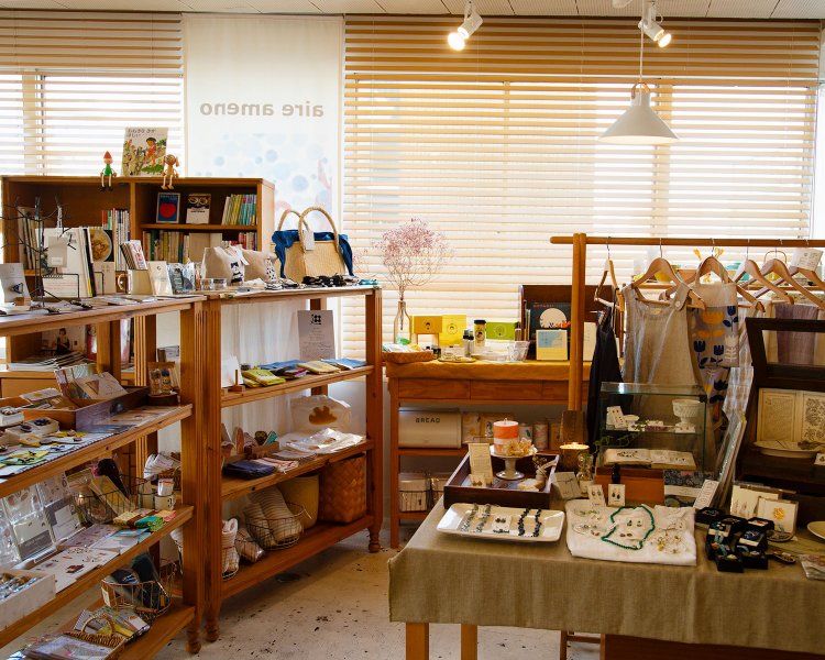 普段使いの雑貨から友人作家が作る品も並ぶ。
