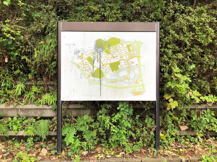 地図案内板から文字の消えた町をさまよえばいつしか古代宇宙の旅へ