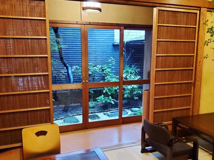 中庭を眺めながら、古民家ならではの雰囲気の中で、ゆったりと過ごせます。