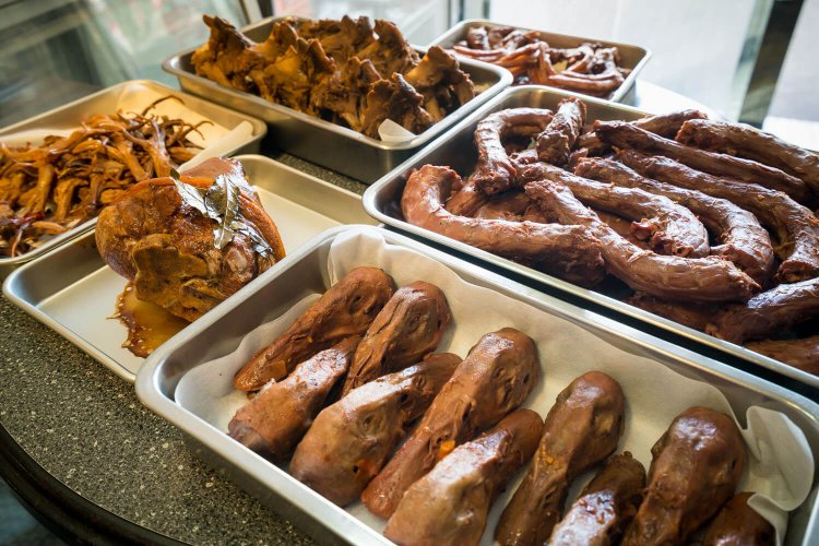 手前右から反時計回りに頭、首、鴨爪、鎖骨、舌、豚。一番人気は首。