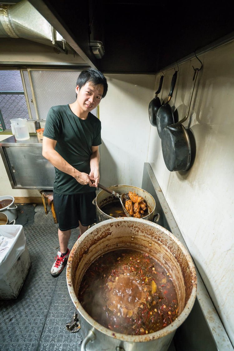 漢方類とタレを1時間ほど煮詰めた鍋で、塩茹でして冷やした鴨の部位をさらに1時間以上煮込む。