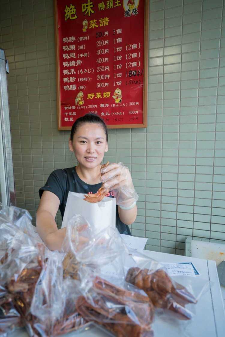 酒のつまみとして仕事帰りに購入する人が多い。