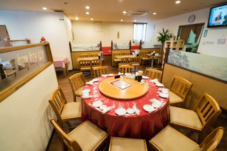 普通の席もあるのでご安心を。