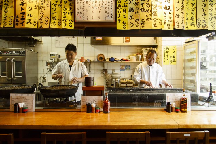 フレンチ出身の3代目（右）と4代目の研一さん。一番左がエースの鍋。