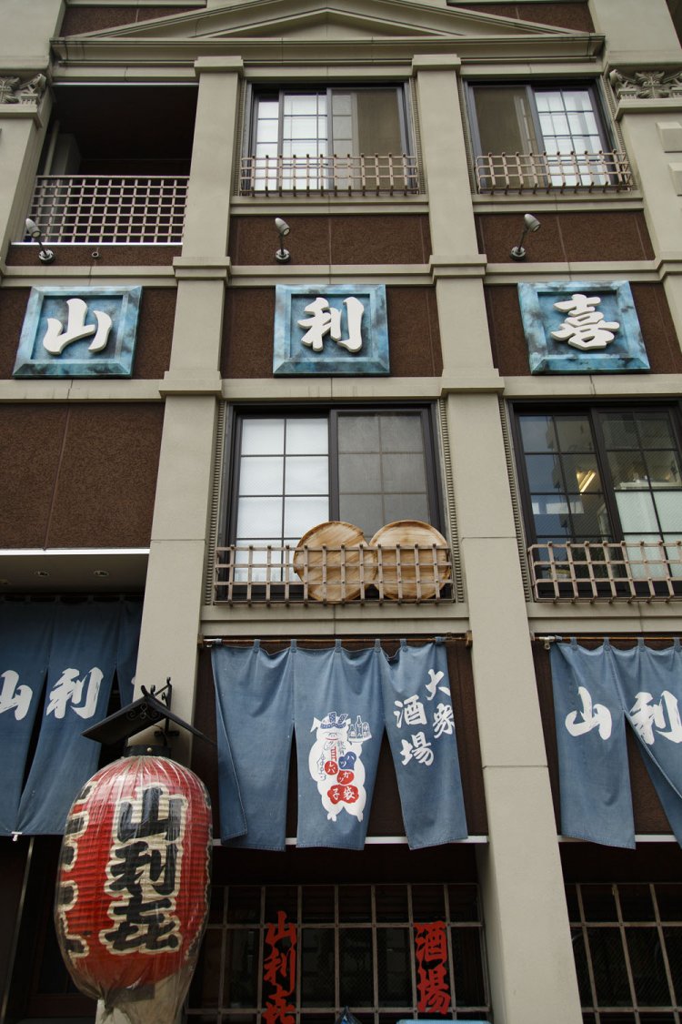 ワインセラーのある半地下と1・2階の3フロアに分かれる。