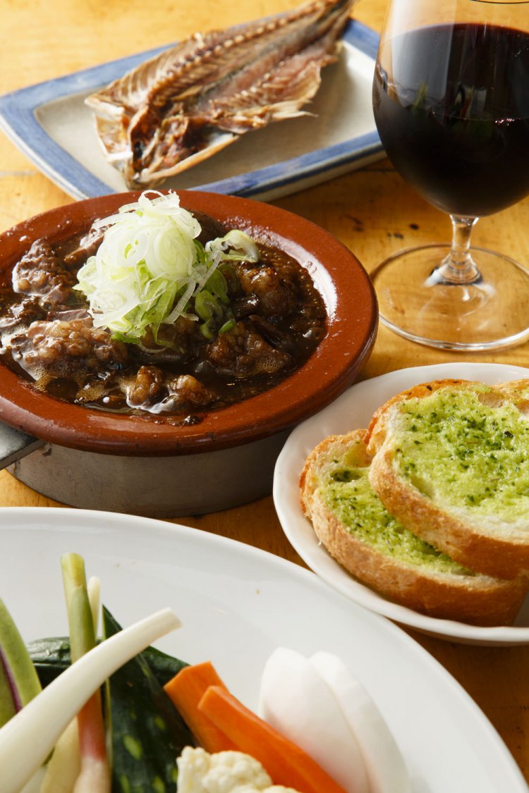 手前から生野菜の焼き味噌添え620円、煮込みにつけて味わうガーリックトースト300円、煮込み玉子入り630円、 新島産くさや700円。