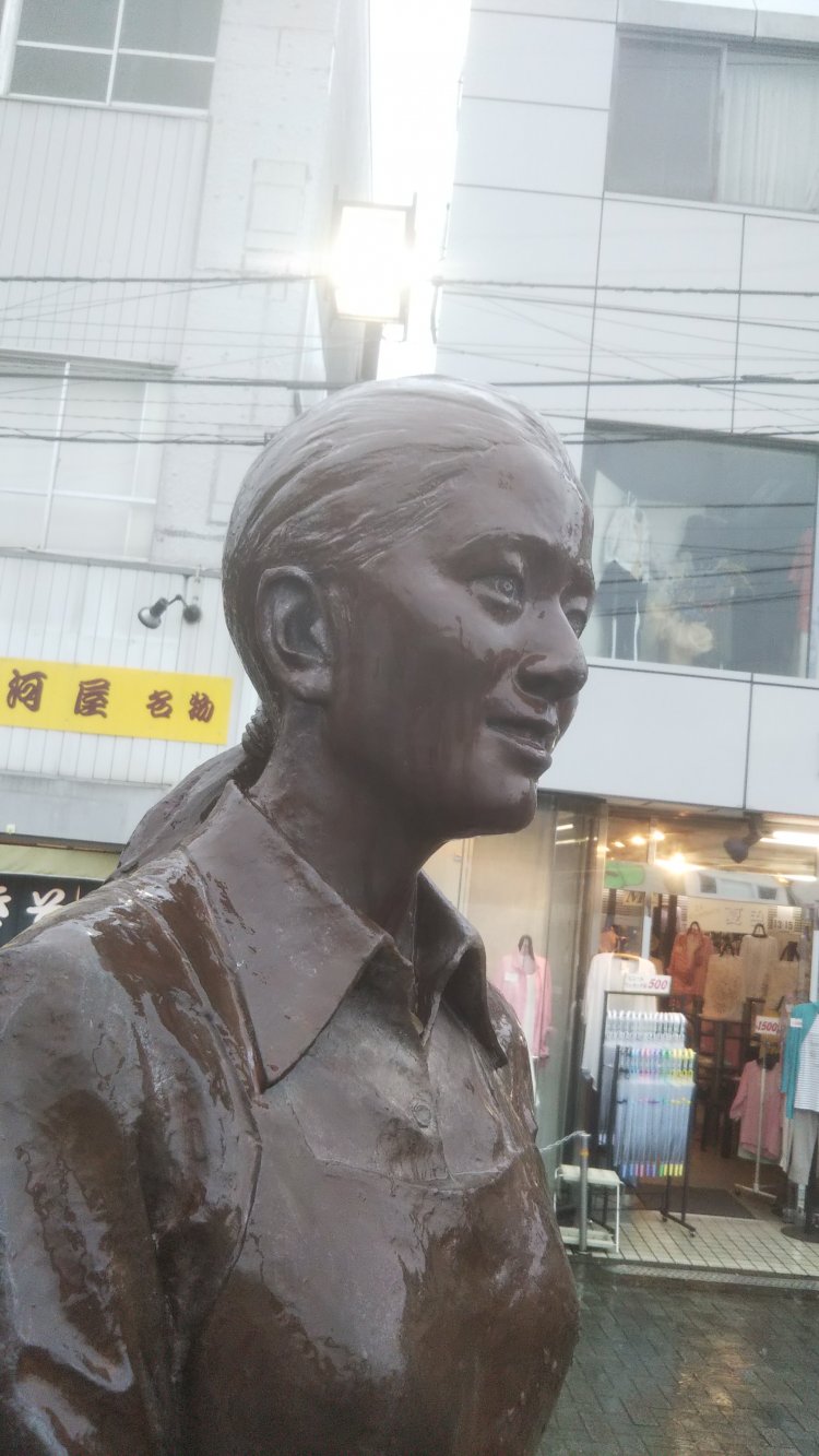 さくらが寅さんにマフラーをかけてあげるシーンが印象的（第6作）。