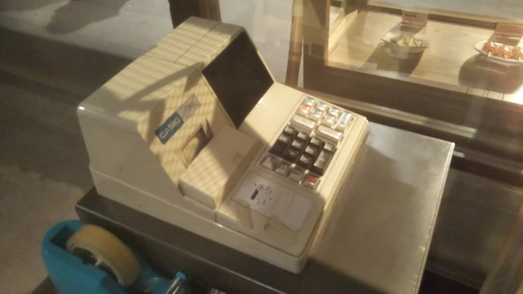  「とらや」のレジ。さくらさん、さすがにレジの金を寅さんの援助に流用してませんよね？（『葛飾柴又寅さん記念館』にて）