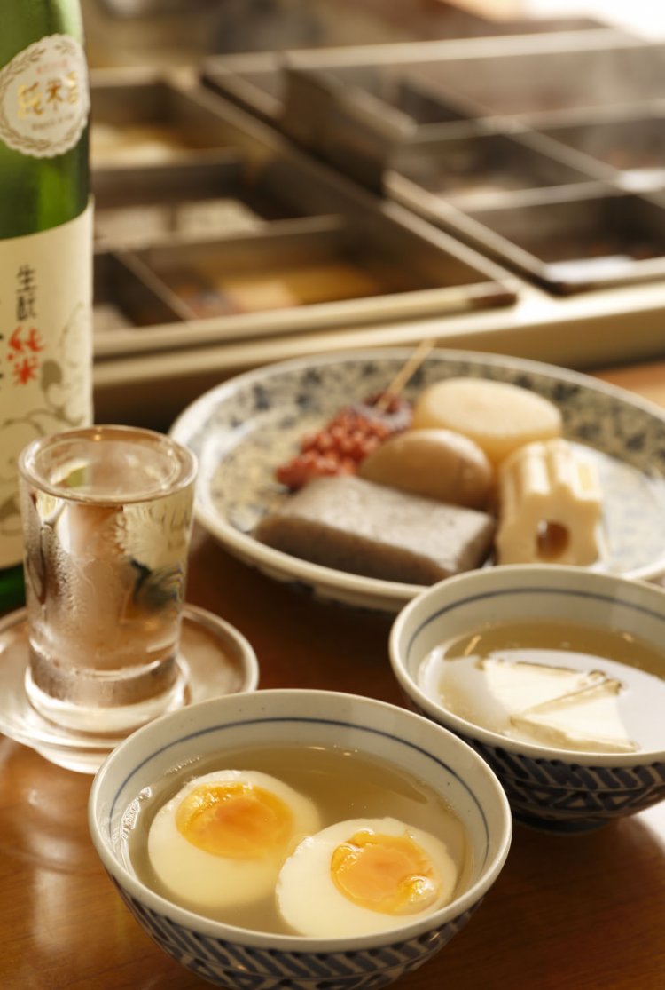 半熟卵220円、カマンベールチーズ330円のほか、おでんは30種以上。約17銘柄ある日本酒の中から選んだのは、米の旨味たっぷりの麓井・純米酒880円。