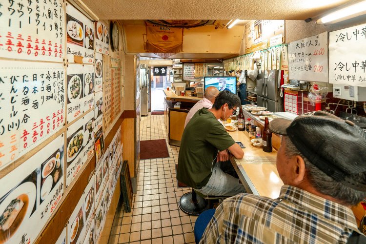 酒を飲む人は入り口側ではなく奥の席で飲むのがルール。