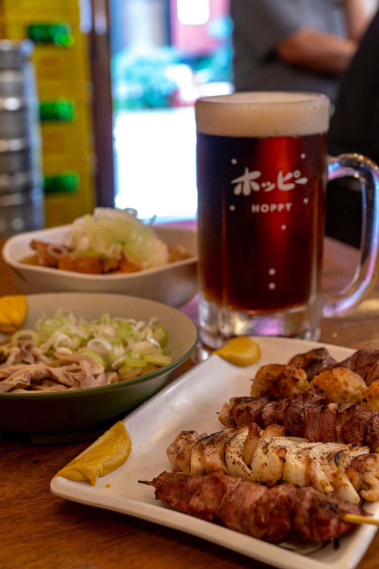 やきとり徳盛り5本850円、もつ煮豆腐470円。