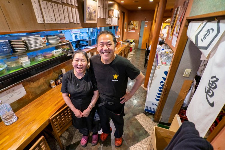 『升亀』時代から接客担当 の坂井さん（左）、厨房担当の山本さんを中心に切り盛り。