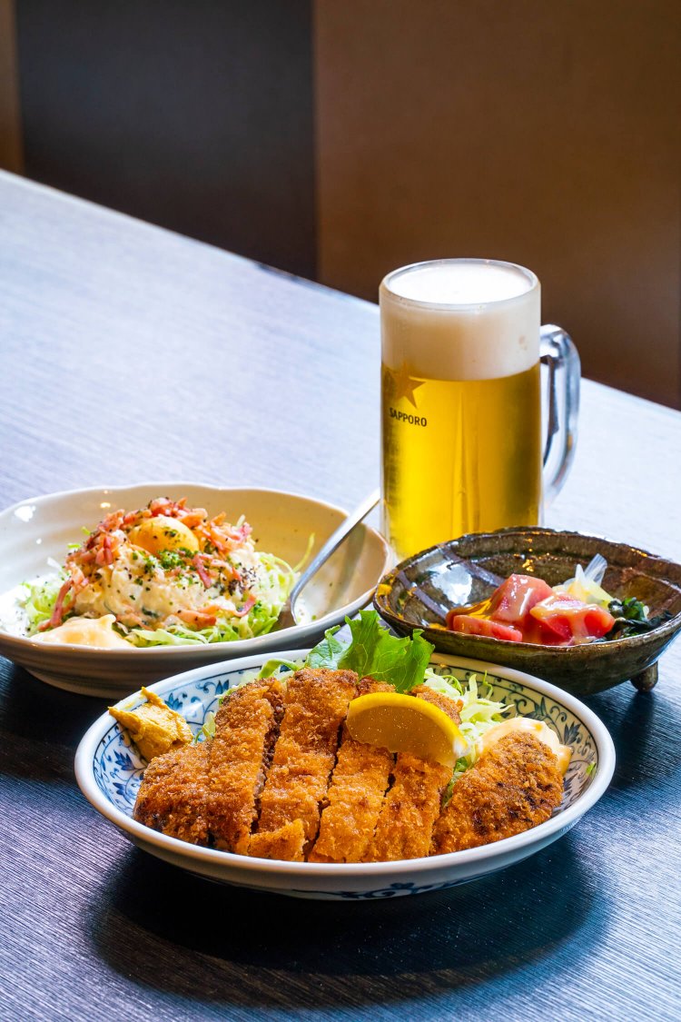 巣作りポテトサラダ550円、生中605円など。