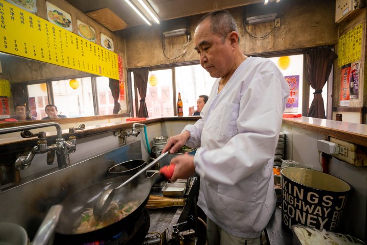 「カッカッ」とフライパンを振る音も酒のつまみ。