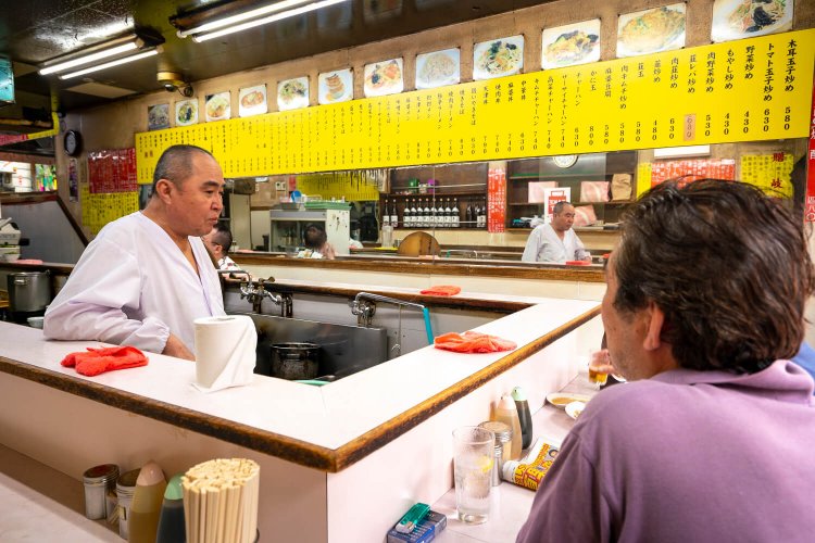 店は西側と東側に分かれ、一段低い東側が朝飲みの定席。