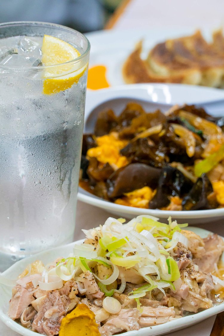 蒸し鶏、 木耳玉子炒め580円など。