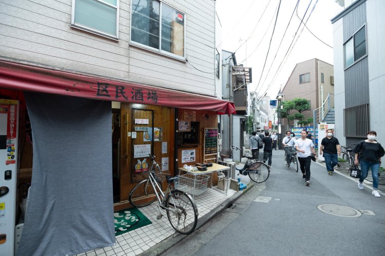 店の前を通勤者が 通るなか、奥では バリバリ朝酒！