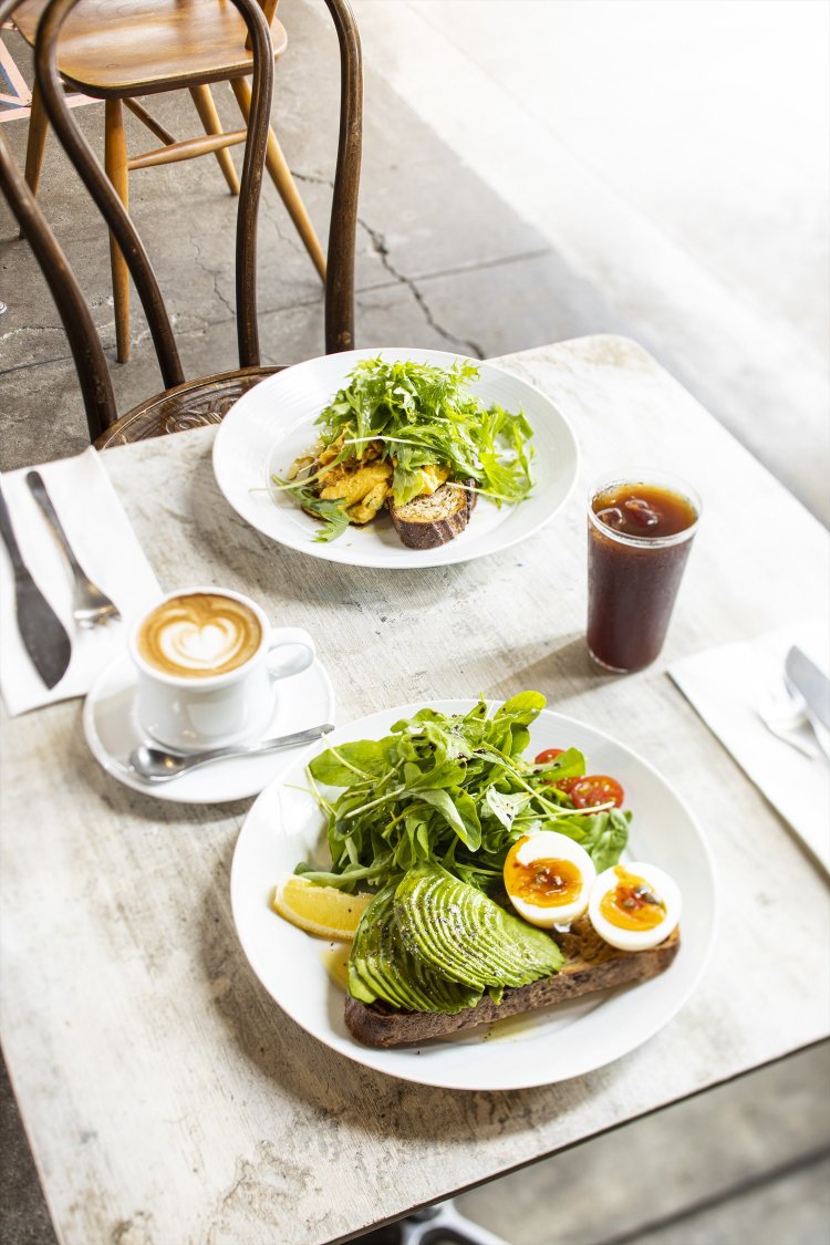 CIBIブレックファースト1250円（手前）、マムズスクランブルエッグ1150円、アイスロングブラック380円、フラットホワイト430円。