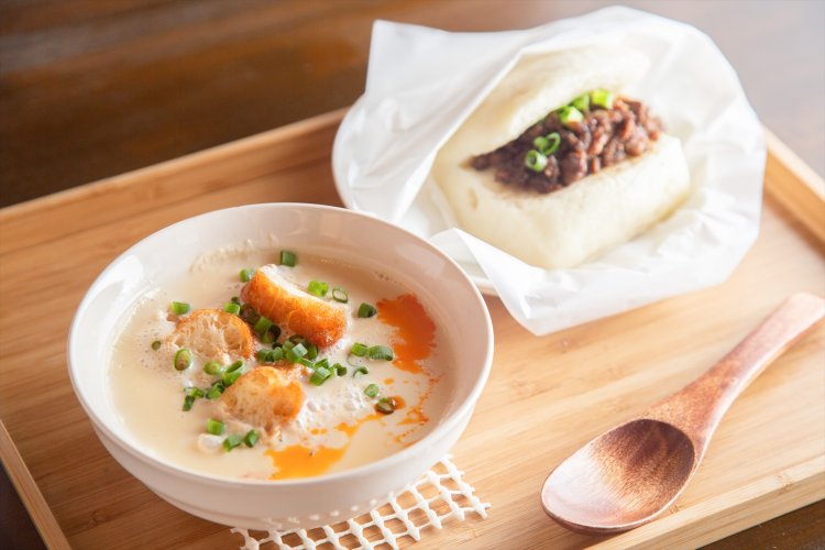 鹹豆漿（左）490円と饅頭夾魯肉（マントゥジャールーロー）390円。饅頭は、ゆでた鶏肉を挟んだバージョンも。