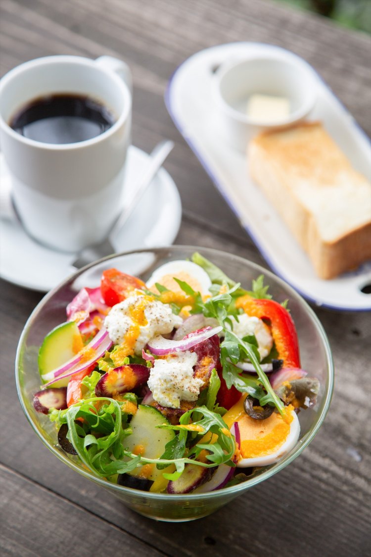 ガーデンサラダのカフェセットは自家製パンのトースト付き1100円。