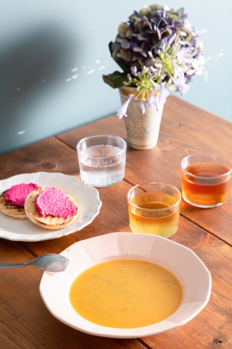 冷製オレンジとルバーブのスープ、鮮やかなピンクのビーツクリームパン。