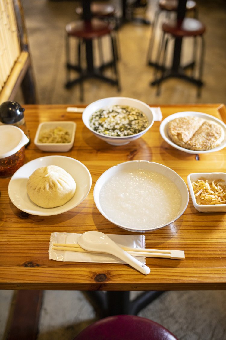 手前から肉まんと白粥セット、焼き餅と海苔雲呑スープセット。各日替わり漬物付き500円。