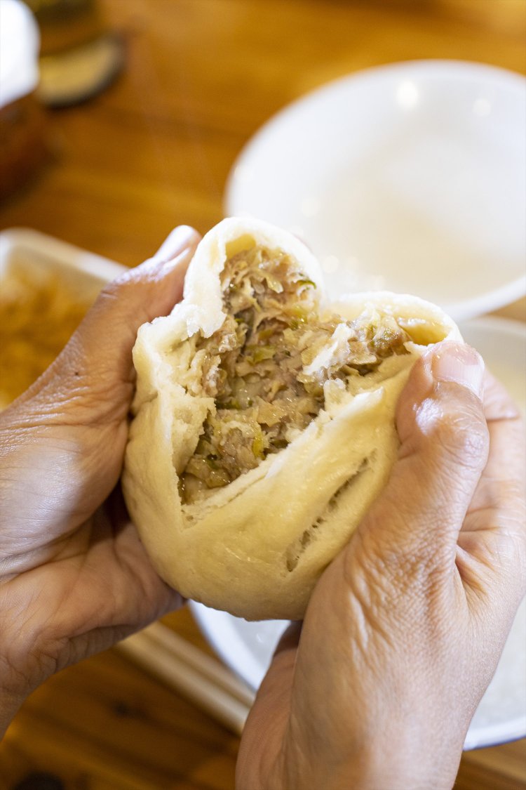 肉まんはあんぎっしり。