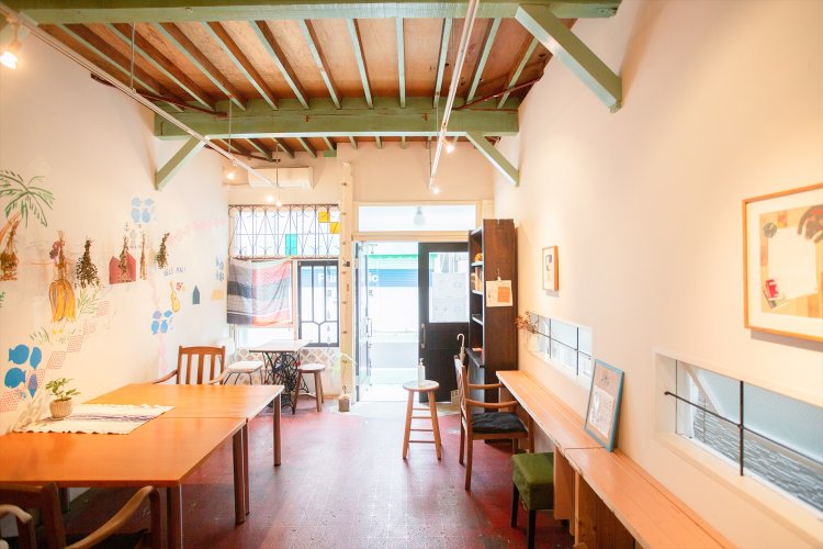 窓の部分や梁の色など、手作業で改修した名残のある店内。おひとり様大歓迎。