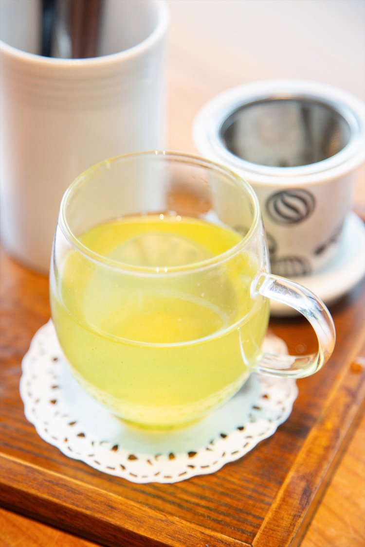 セットの日本茶は温茶か冷茶を選ぶ。