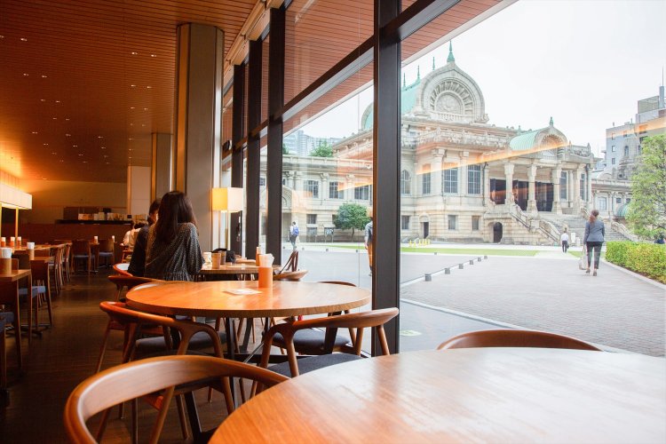 築地本願寺の本堂を眺めながら食事ができる。
