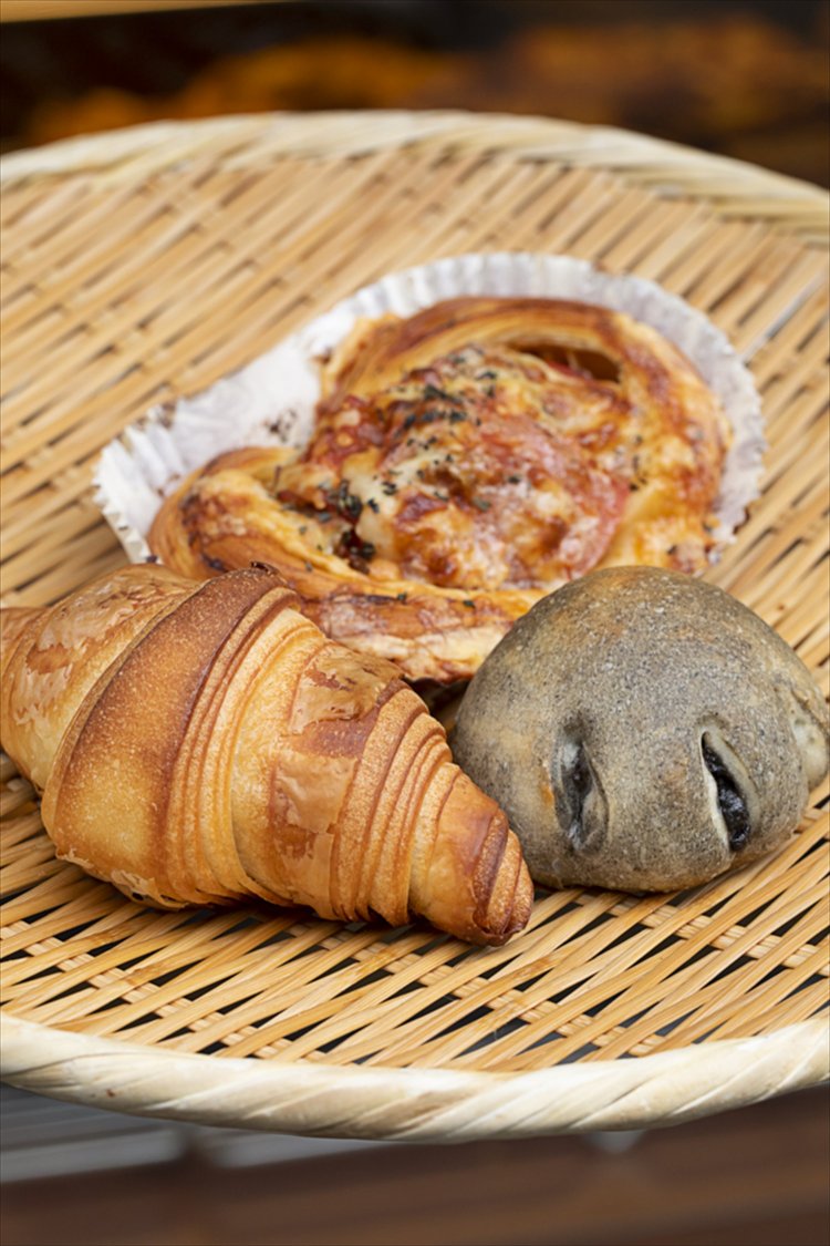 ネコの手ゴマあんぱん129円。クロワッサン140円。手作りハンバーグ226円。