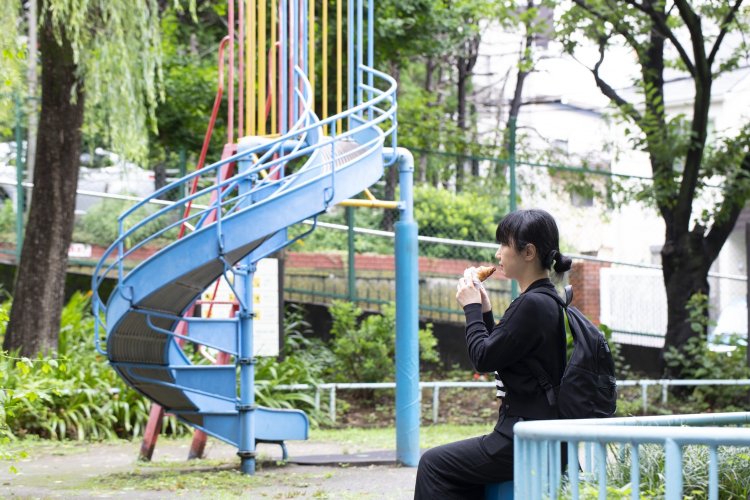【かぶりつくならココ！】東大久保児童遊園。少し先に緑豊かな戸山公園もあるが、待ち切れずに近所の公園で。