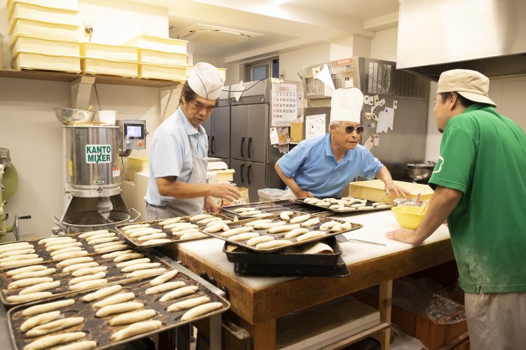 サングラスの似合う初代が約60年前に創業し、現在は息子さん（右）が2代目に。