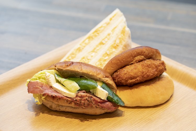 コロッケパン183円。自家製マヨネーズを使ったタマゴサンドイッチ270円。浅漬きゅうりとクリームチーズのパストラミサンド216円。浅漬けも自家製。