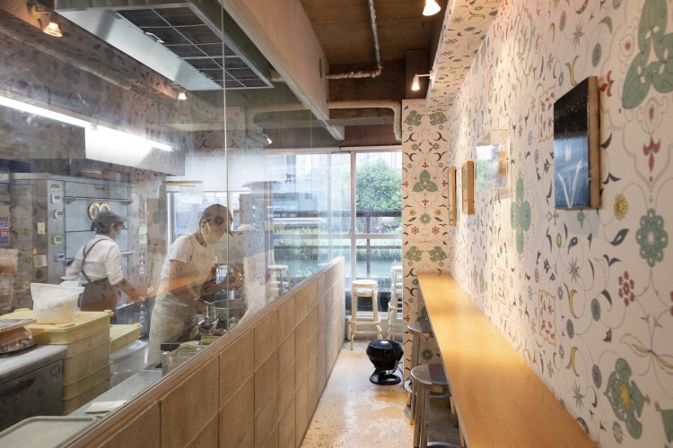 製造風景が見え、臨場感大。窓の向こうには亀島川が流れる。