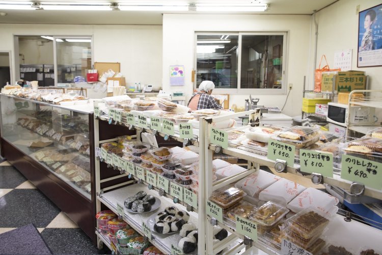 おにぎりや弁当も用意。