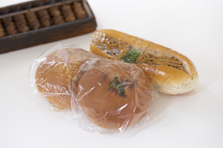 ずんだあんぱん150円。チキンのトマトカレー160円。焼きそば160円。