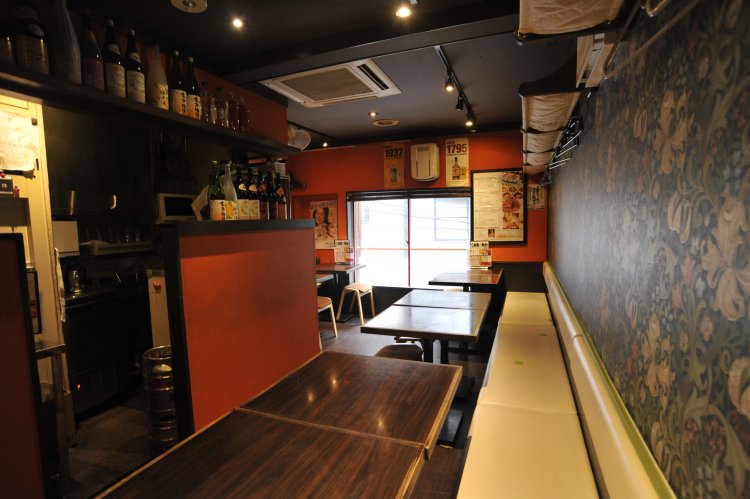 2階はテーブル席になっていて、16人～20人まで利用できるので宴会にも最適だ。