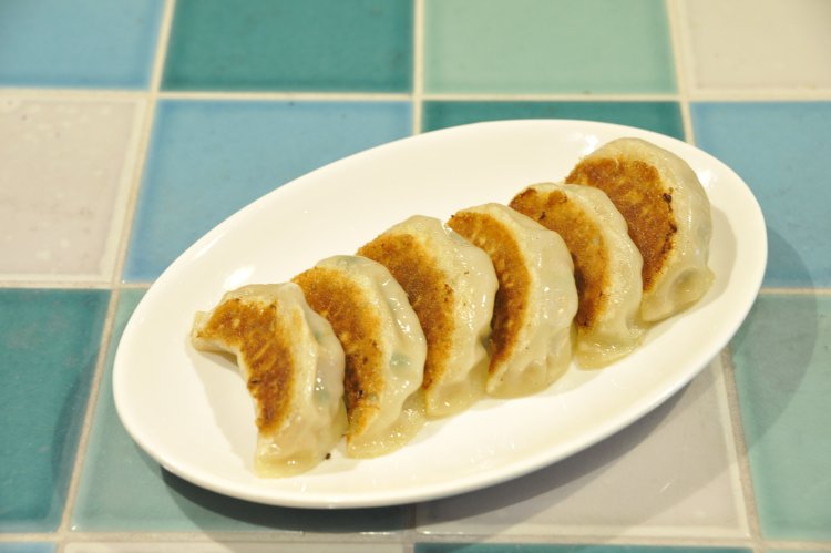 さくさく餃子550円にはクワイを練り込んでいるので、独特の食感がある。