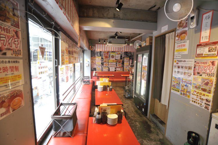 週末の夜には35席あるテーブル席がいっぱいになるほど。