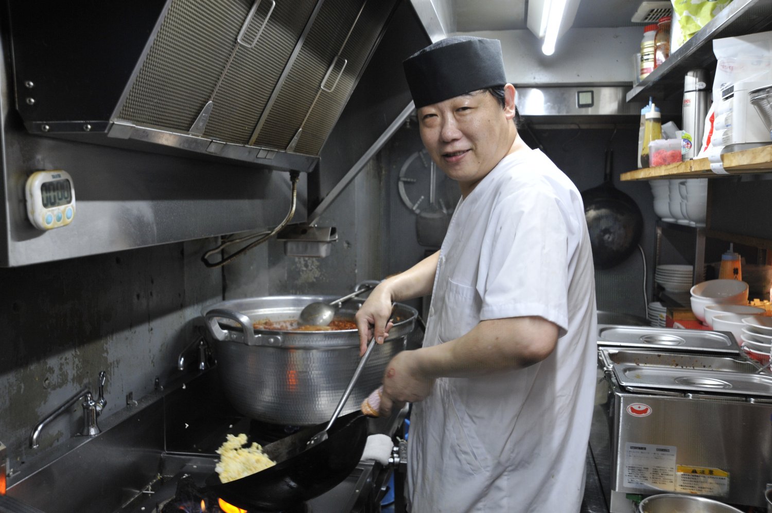 「本店に比べて麺や台湾ミンチの量が多いです」と調理スタッフの王勝斌(おうしょうひん)さん。