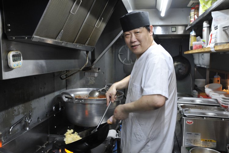 「本店に比べて麺や台湾ミンチの量が多いです」と調理スタッフの王勝斌（おうしょうひん）さん。 