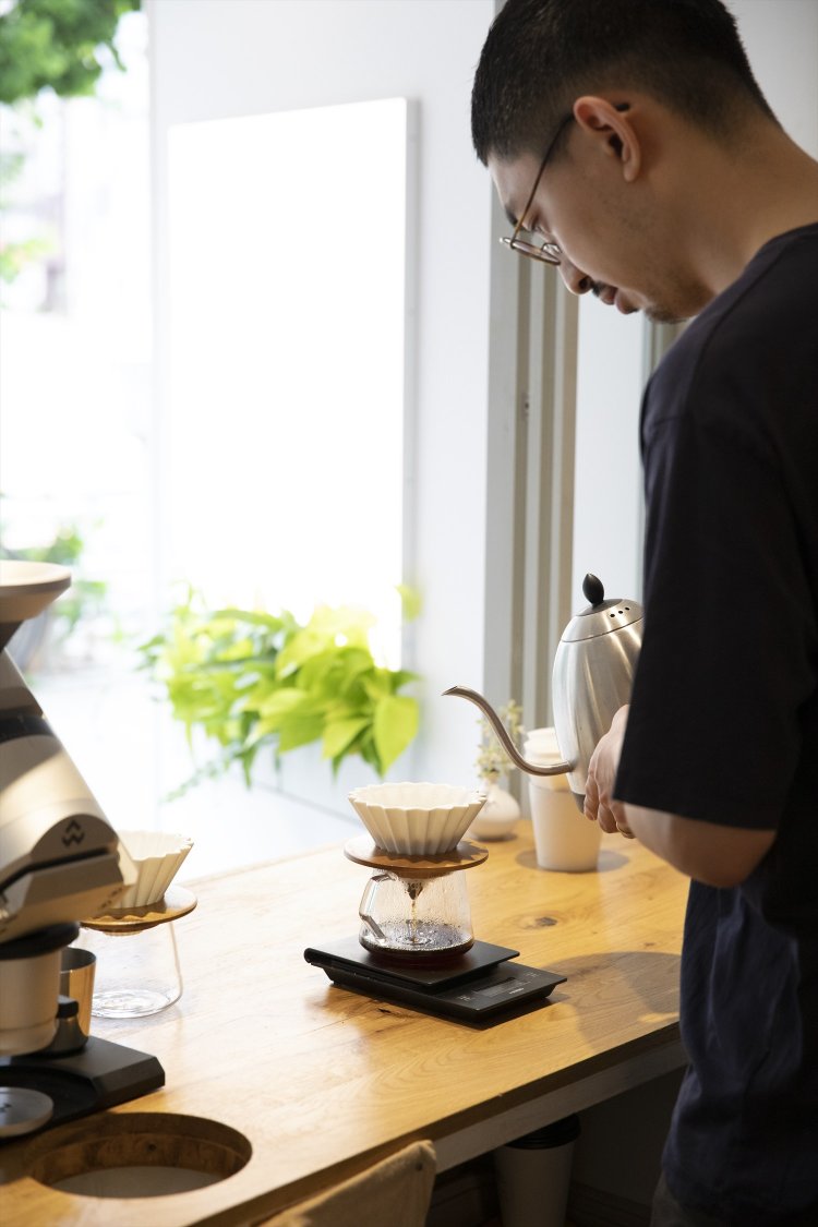 陶器製のORIGAMIドリッパーで抽出。
