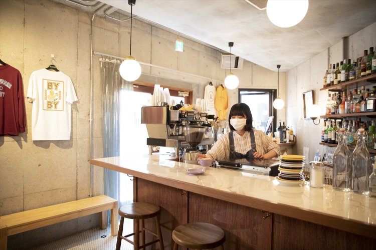 同級生3人で共同経営。江川さんはカフェ担当で、夜はバーにも。