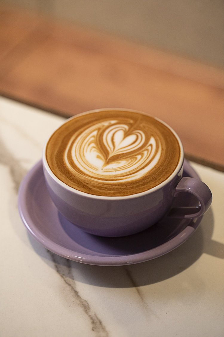 カフェラテ550円。