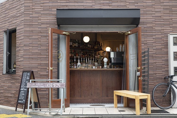 松陰神社通り商店街に位置。焙煎は大阪の『山本珈琲』にお願いしている。