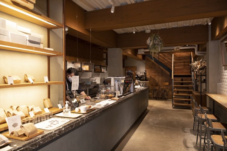 1階にカウンター席、2階にテーブル席がある。