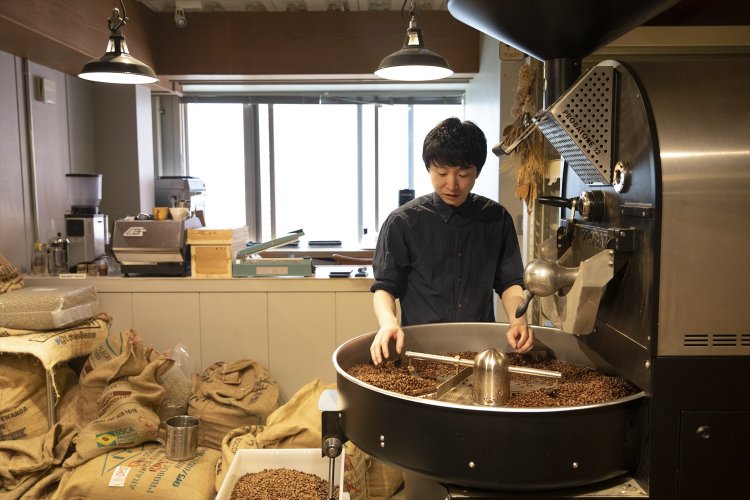 代表の小池司さんが焙煎。