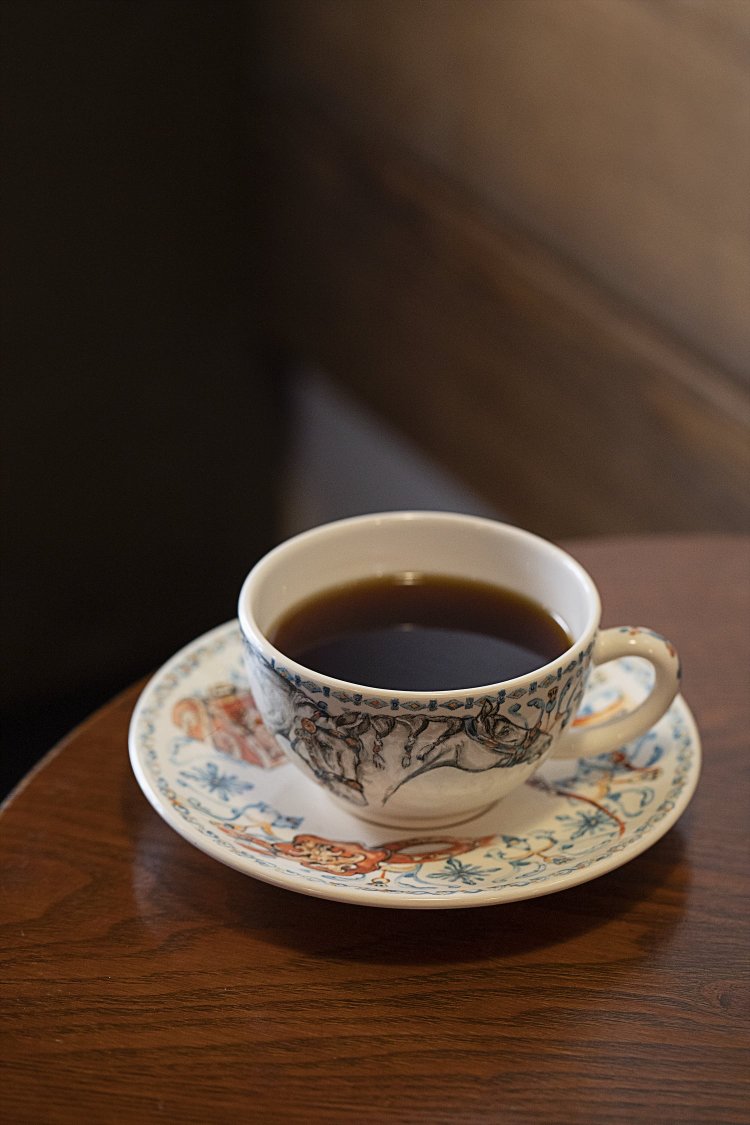 カップはフランスのジアン社製。ドリップコーヒー 280円（10時～は350円）。