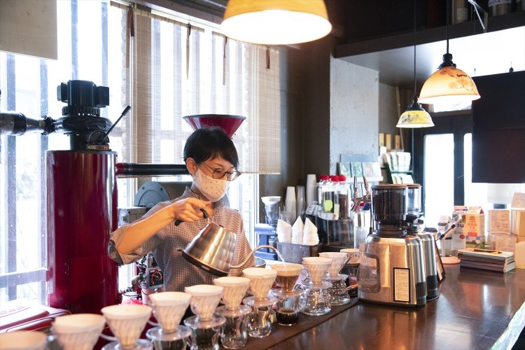 注文後にハンドドリップで。